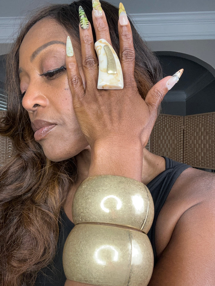 Oversized Horn with Gold Accent Stretch Ring - Cream