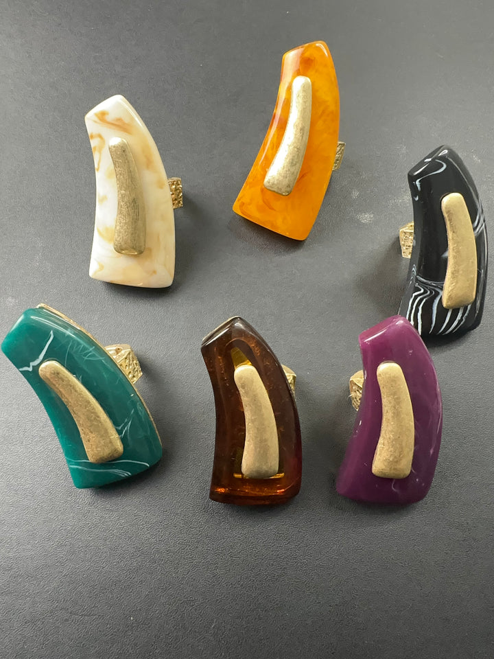 Oversized Horn with Gold Accent Stretch Ring - Cream