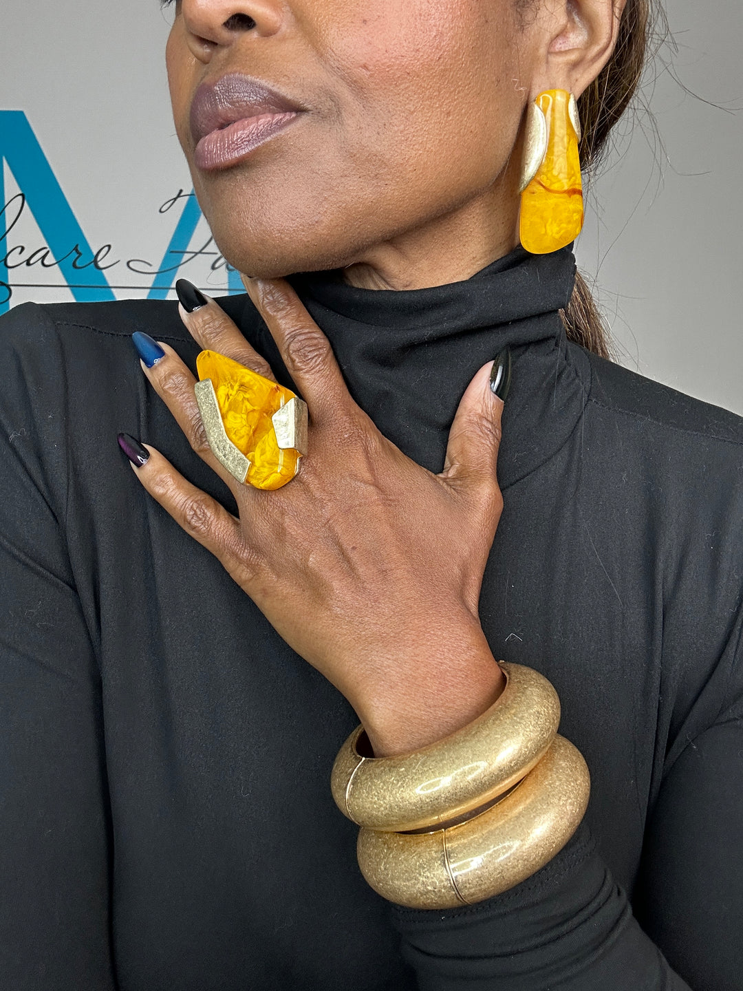 Oversized Bold Gold Trim Stone Accent Stretch Ring - Mustard