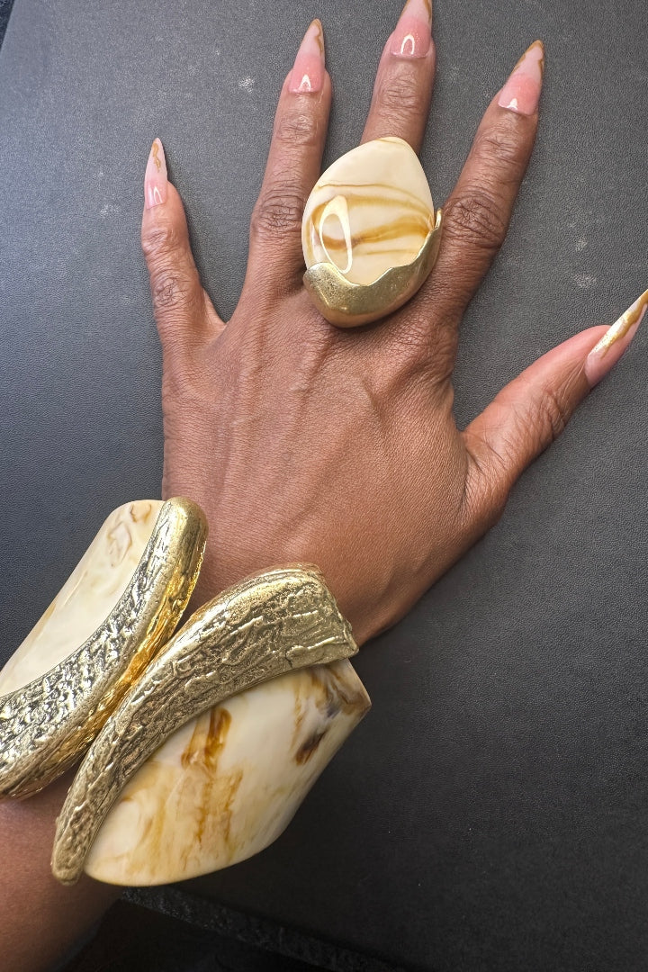 Oversized Stretch Bold Tulip Statement Ring - Cream Marble