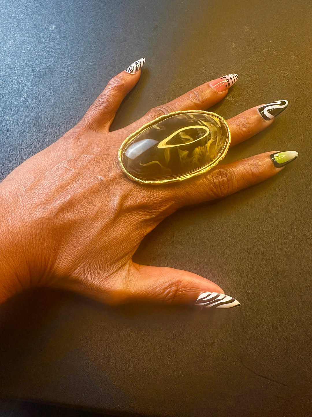Oyster oversized ring  -  Brown